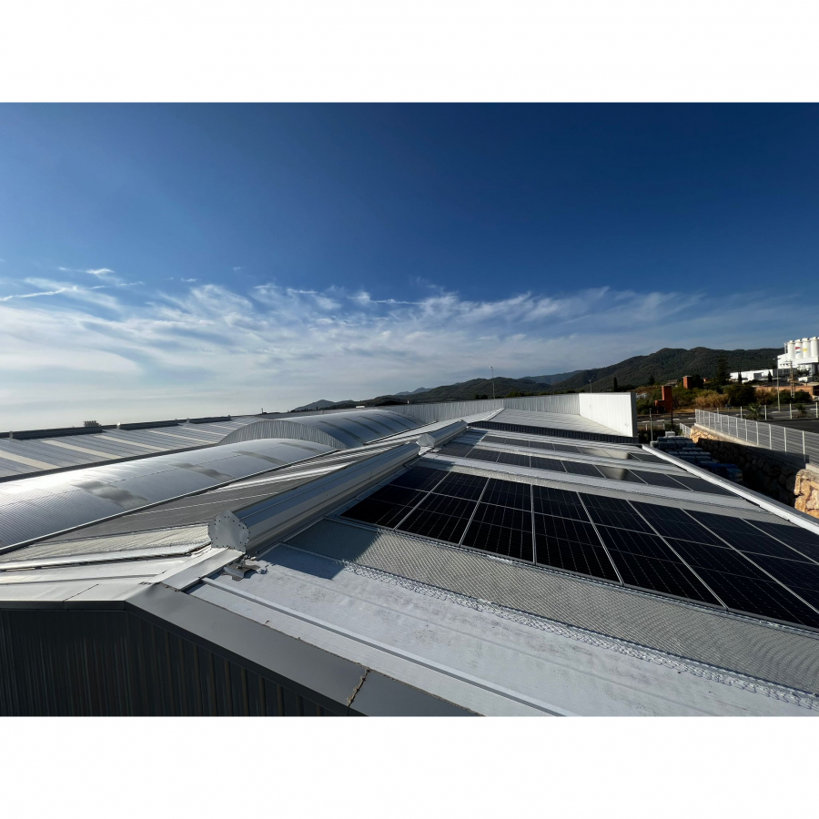Monopole generará su propia energía mediante la instalación de placas fotovoltaicas en su cubierta.